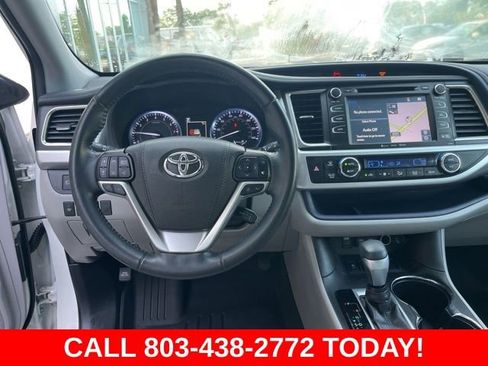 Used 2019 Toyota Highlander XLE FWD image 17