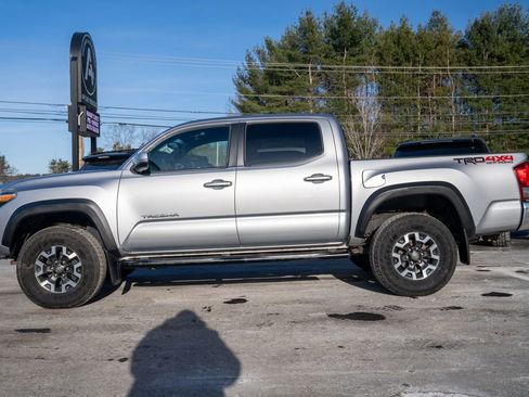 Used 2017 Toyota Tacoma TRD Sport image 3