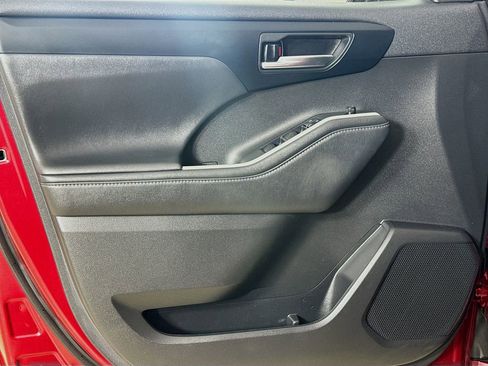 Used 2022 Toyota Highlander XLE image 16