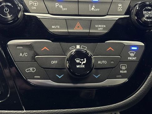 Used 2024 Chrysler Pacifica Select image 19