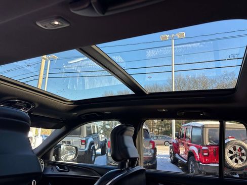 Used 2023 Jeep Grand Cherokee Overland w/ Luxury Tech Group IV image 10