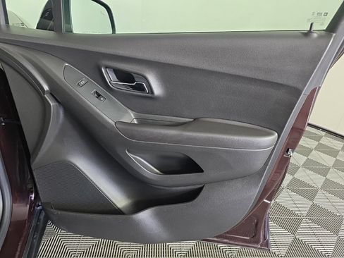 Used 2020 Chevrolet Trax LT w/ Driver Confidence Package FWD image 32