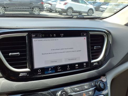 Used 2023 Chrysler Pacifica Touring-L FWD image 5