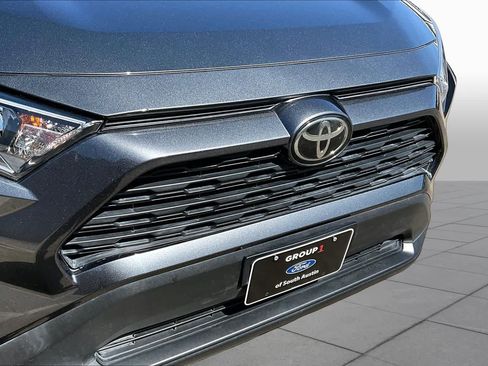 Used 2019 Toyota RAV4 XLE Premium FWD image 30
