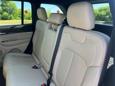 Used 2023 Jeep Grand Cherokee Limited w/ Luxury Tech Group II AWD/4WD image 37