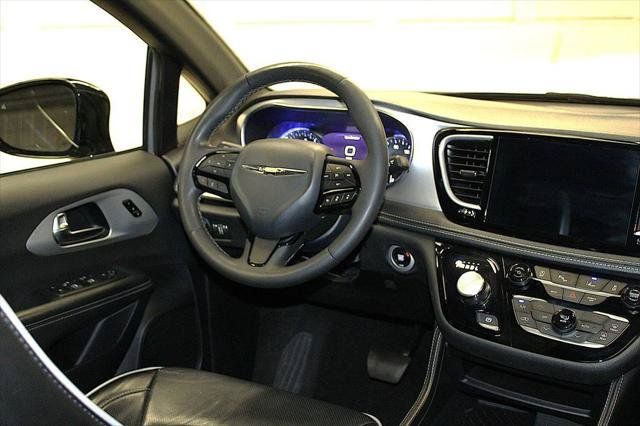 Certified 2025 Chrysler Pacifica Limited FWD image 14