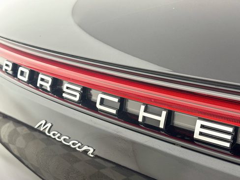 Certified 2021 Porsche Macan AWD/4WD image 30