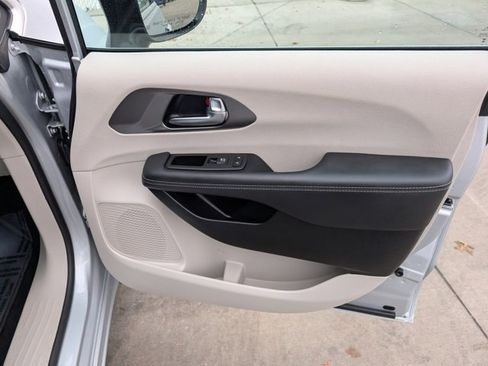 Used 2024 Chrysler Pacifica Touring-L image 28