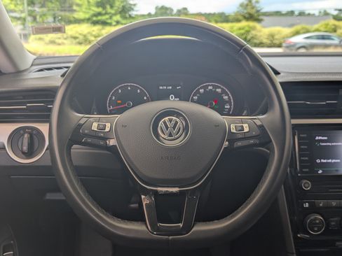 Used 2022 Volkswagen Passat 2.0T SE FWD image 24