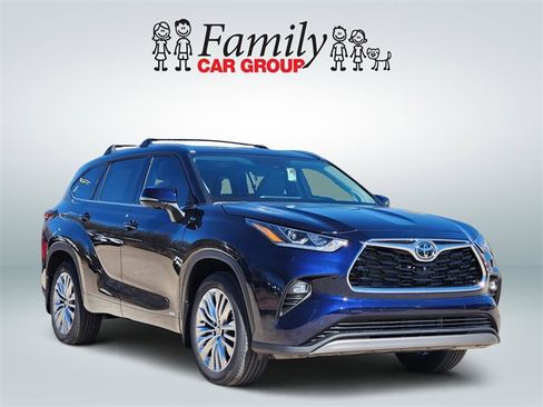 New 2026 Toyota Highlander Platinum image 2