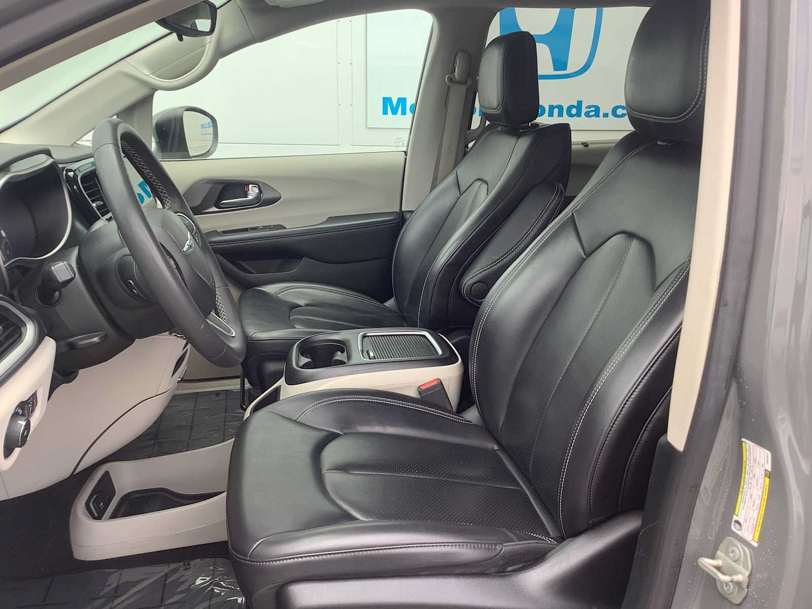 Used 2023 Chrysler Pacifica Touring-L FWD image 11