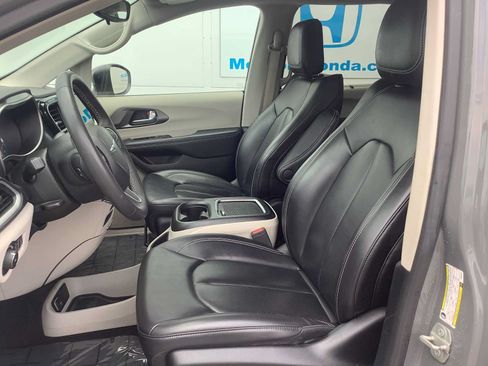 Used 2023 Chrysler Pacifica Touring-L FWD image 11