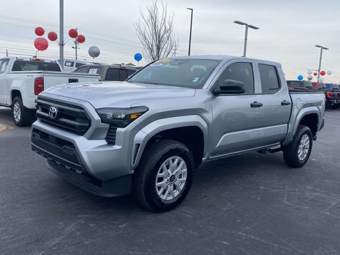 Used 2025 Toyota Tacoma SR image 3