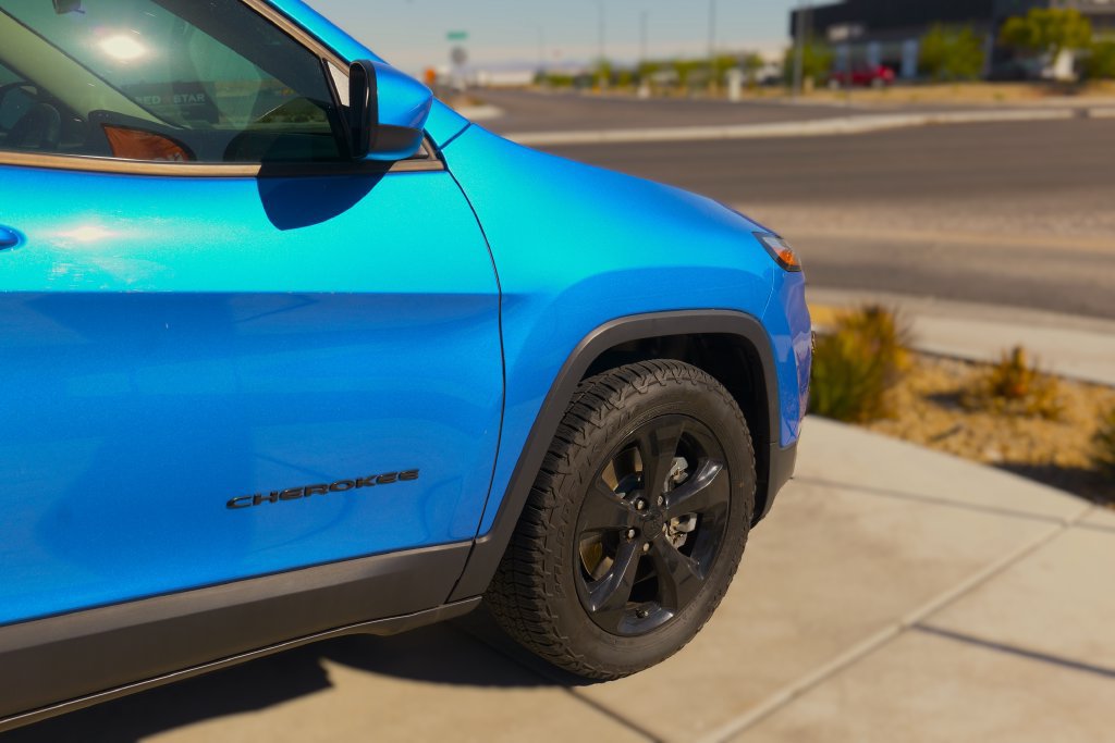 Used 2018 Jeep Cherokee Latitude w/ Altitude Package AWD/4WD image 7