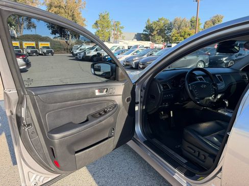 Used 2012 Hyundai Genesis 3.8 w/ Premium Pkg RWD image 9