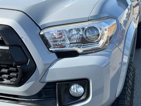 Used 2019 Toyota Tacoma TRD Sport w/ Technology Package image 11