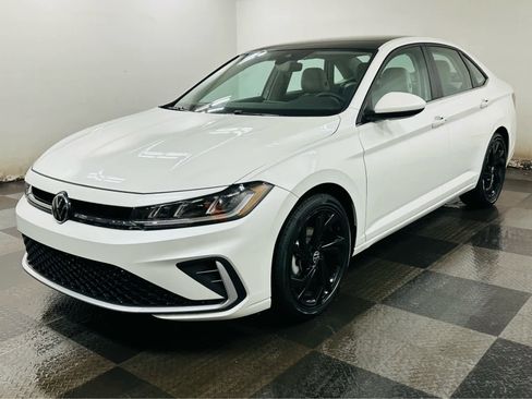 Used 2025 Volkswagen Jetta SE w/ Sunroof Package image 1