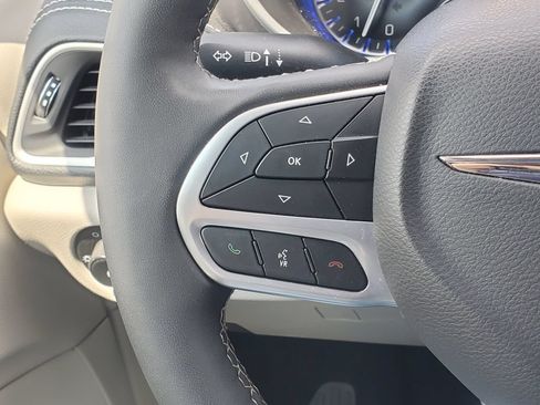 Used 2023 Chrysler Pacifica Touring-L AWD/4WD image 14