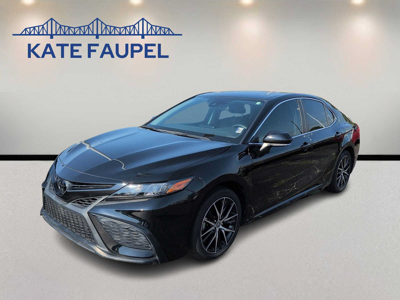 Used 2024 Toyota Camry SE w/ Convenience Package FWD image 3