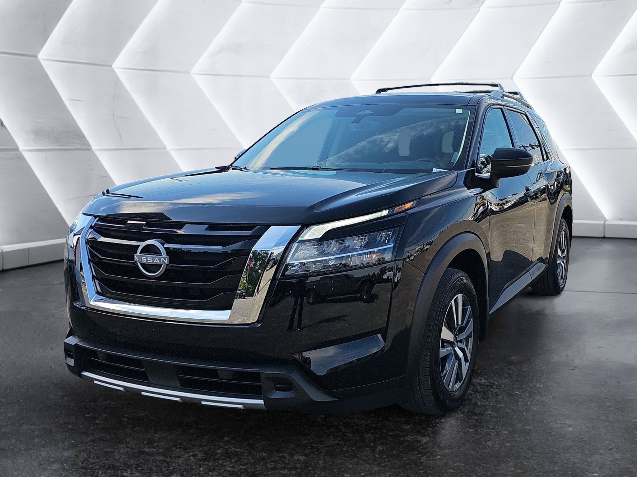 Used 2024 Nissan Pathfinder SL w/ Cargo Package FWD image 3