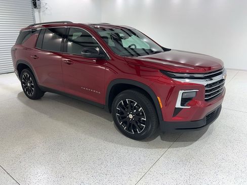 Used 2025 Chevrolet Traverse LT w/ Sun and Wheel Package image 7