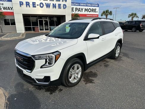 Used 2024 GMC Terrain SLE w/ Driver Convenience Package image 3