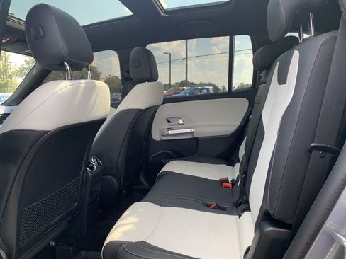Used 2023 Mercedes-Benz GLB 250 image 32