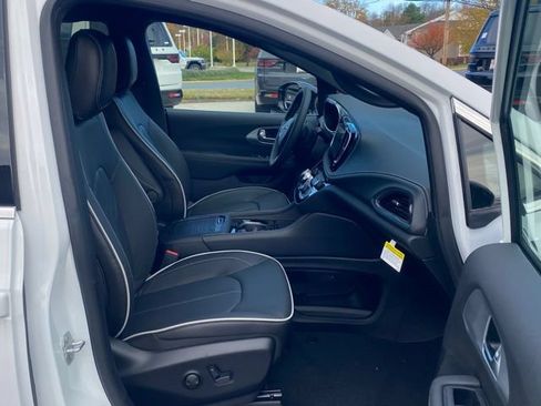 New 2026 Chrysler Pacifica Limited FWD image 30