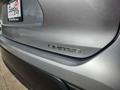Used 2023 Toyota Highlander Limited FWD image 11