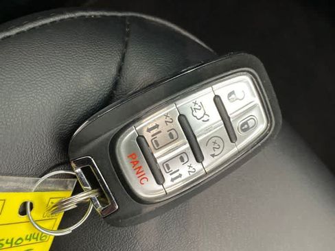 Used 2025 Chrysler Pacifica Select FWD image 30