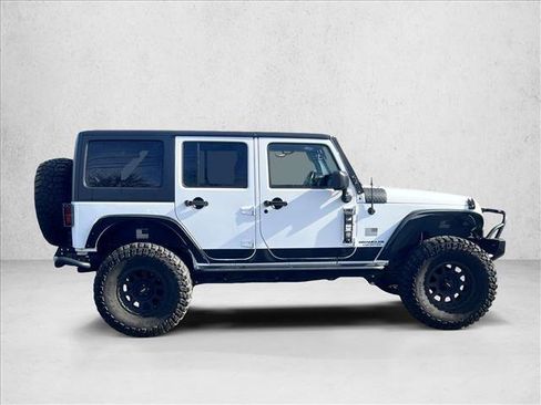 Used 2017 Jeep Wrangler Unlimited Sahara image 4