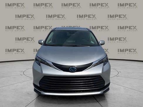 Used 2025 Toyota Sienna LE image 8