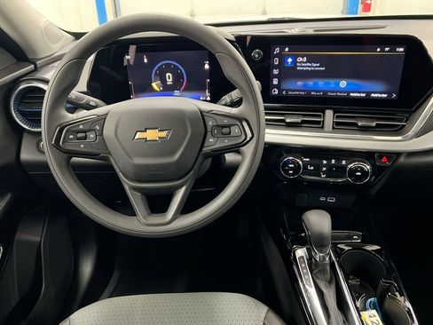 Used 2025 Chevrolet Trax LT FWD image 19