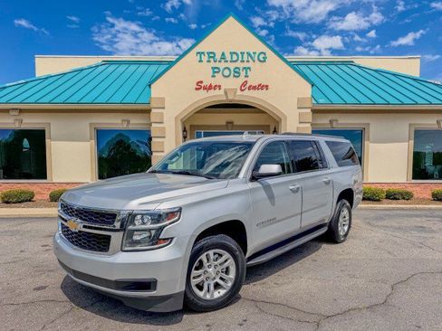 Used 2017 Chevrolet Suburban LT image 2