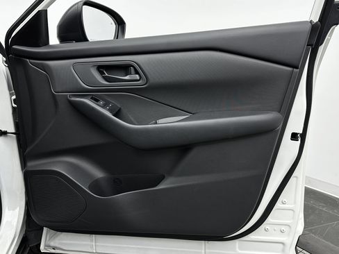 Used 2024 Nissan Rogue S image 33