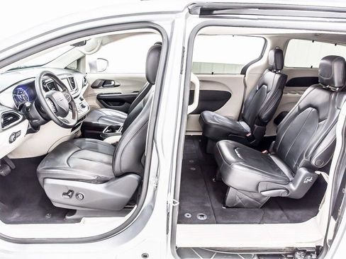 Used 2020 Chrysler Pacifica Touring-L image 26