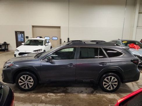 Used 2025 Subaru Outback Premium AWD/4WD image 6