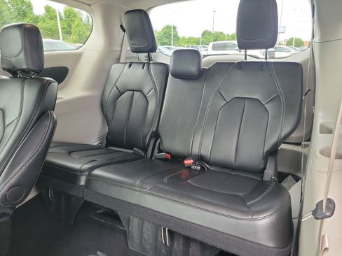 Used 2024 Chrysler Pacifica Touring-L FWD image 12