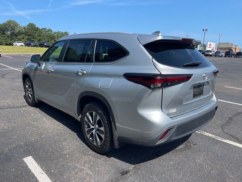 Used 2024 Toyota Highlander XLE AWD/4WD image 14