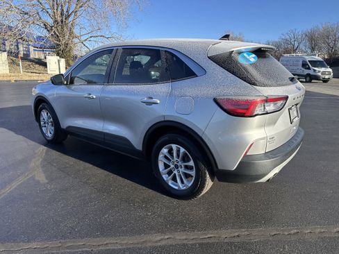 Used 2020 Ford Escape SE image 3