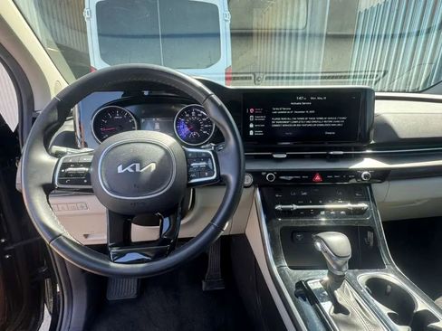 Used 2024 Kia Carnival EX FWD image 18