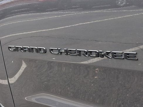 Used 2025 Jeep Grand Cherokee 4WD image 30