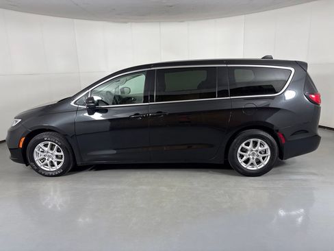Used 2023 Chrysler Pacifica Touring-L FWD image 5