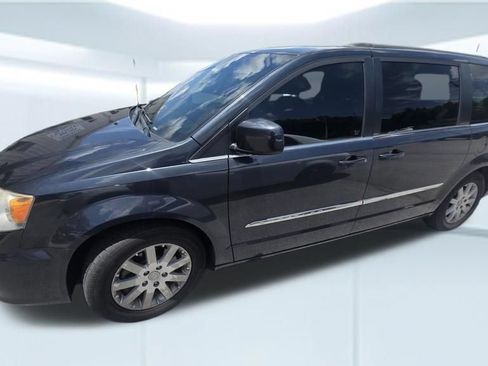 Used 2014 Chrysler Town & Country Touring FWD image 12