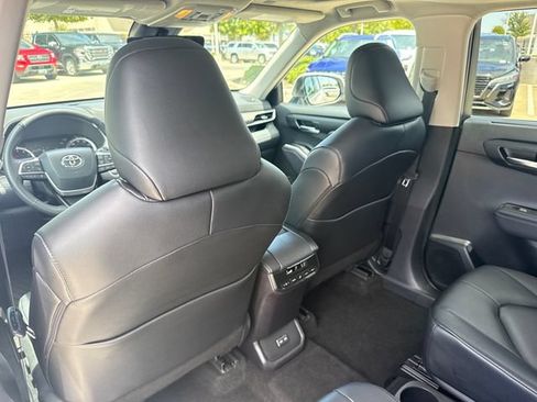 Used 2025 Toyota Highlander XLE FWD image 31