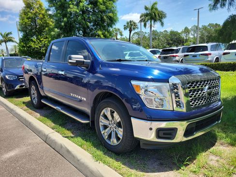 Used 2019 Nissan Titan SV w/ SV Convenience Package RWD image 2