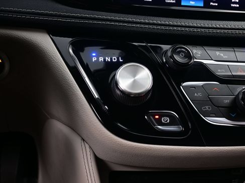 Used 2021 Chrysler Pacifica Limited w/ Uconnect Theater Family Group FWD image 24