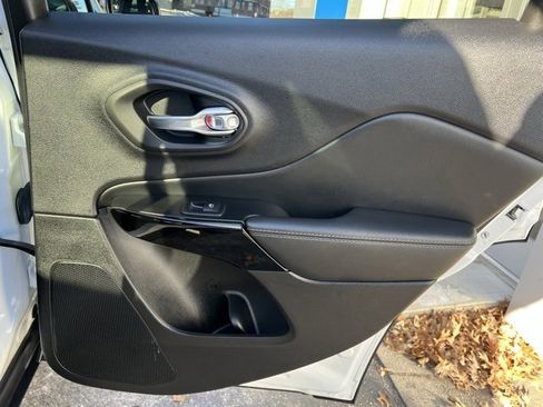 Used 2023 Jeep Cherokee Altitude Lux image 21