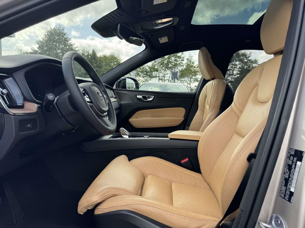 Certified 2024 Volvo XC60 B5 Ultimate AWD/4WD image 13