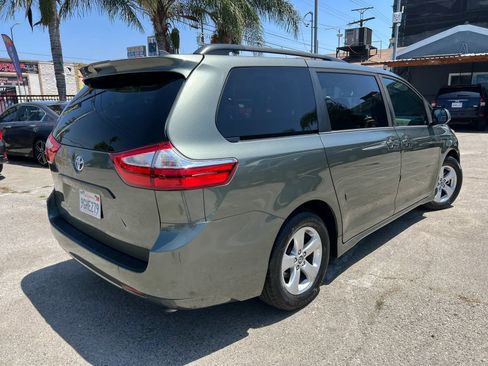Used 2018 Toyota Sienna LE w/ Carpet Mat Package FWD image 5